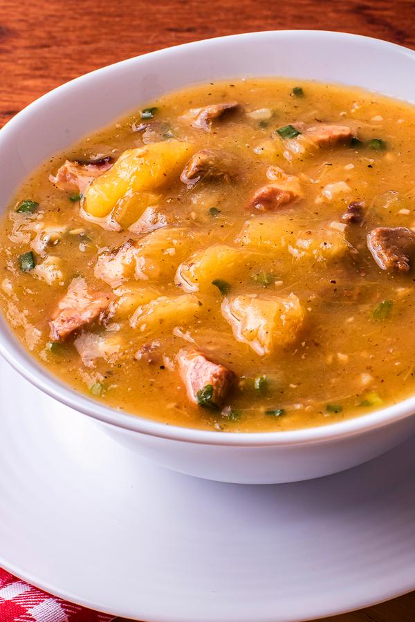 poste no pinterest esta imagem de receita de sopa-de-mandioca