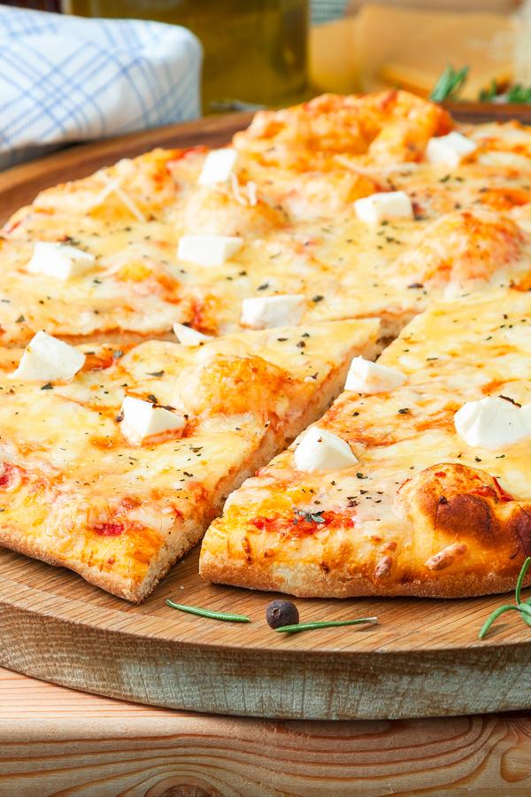 poste no pinterest esta imagem de receita de pizza-4-queijos