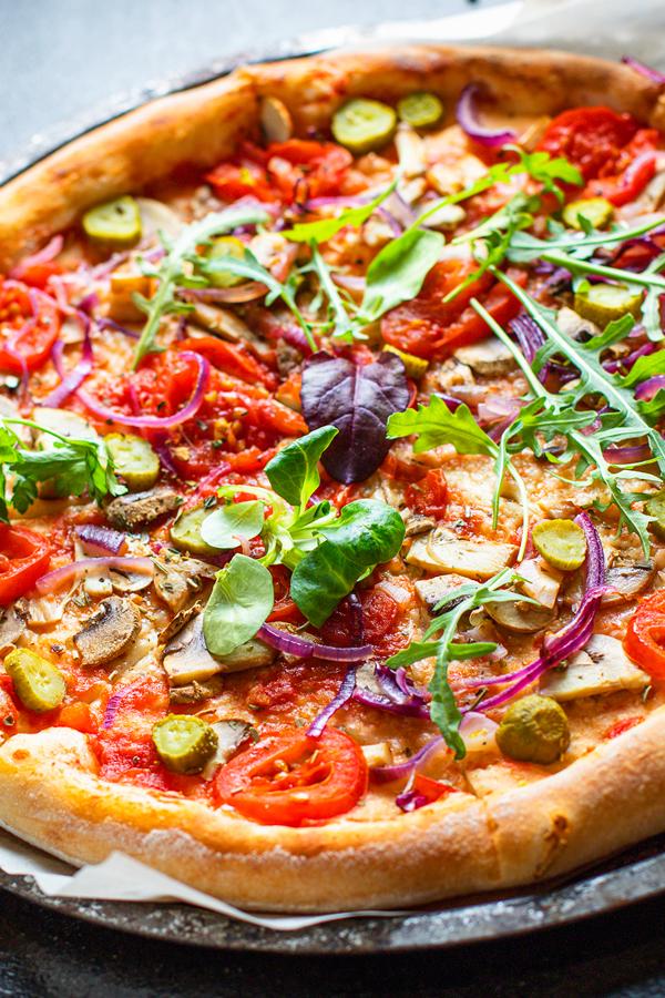 poste no pinterest esta imagem de receita de pizza-vegana