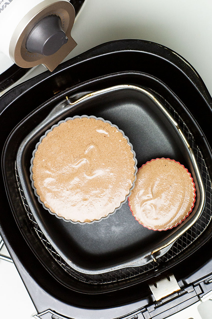 montando o cupcake de oreo na forma para assar