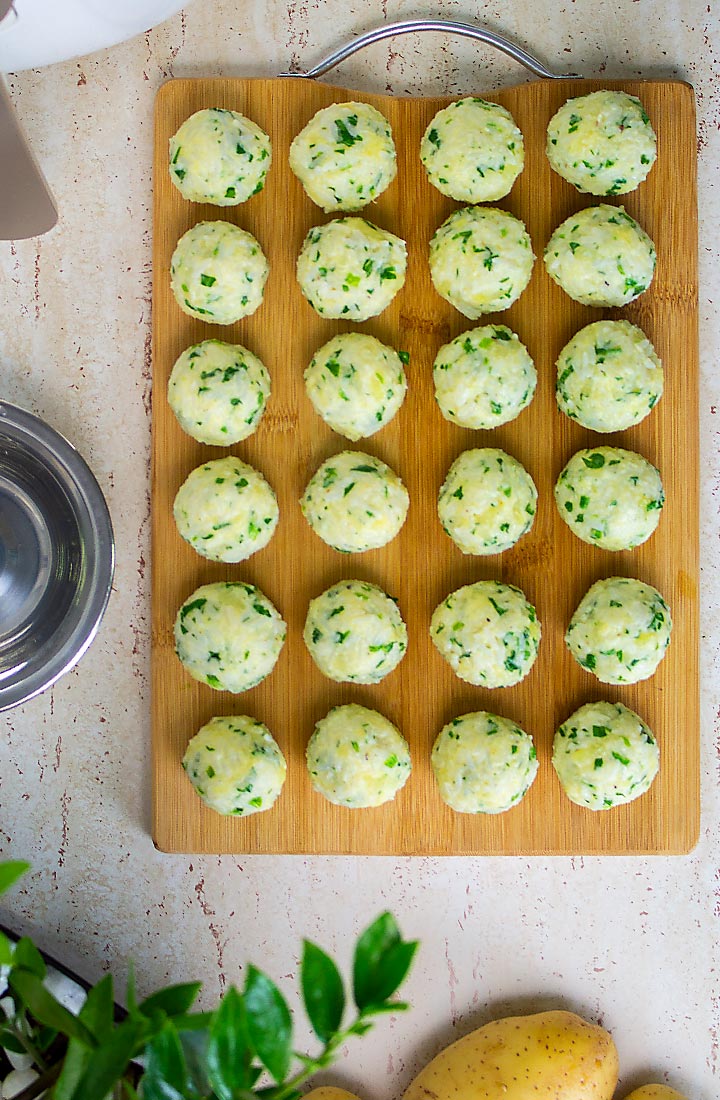 bolinho de arroz modelado, pronto para fritar na fritadeira elétrica