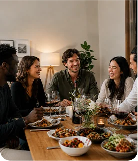 Grupo de amigos reunidos ao redor de uma mesa