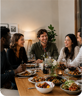 Grupo de amigos reunidos ao redor de uma mesa
