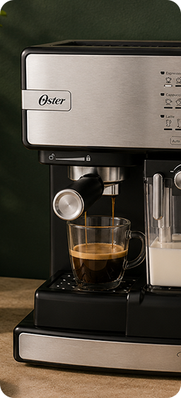 Cafeteira Oster em uma bancada de cozinha bem organizada