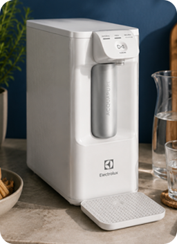 Purificador de agua Electrolux instalado em uma cozinha moderna