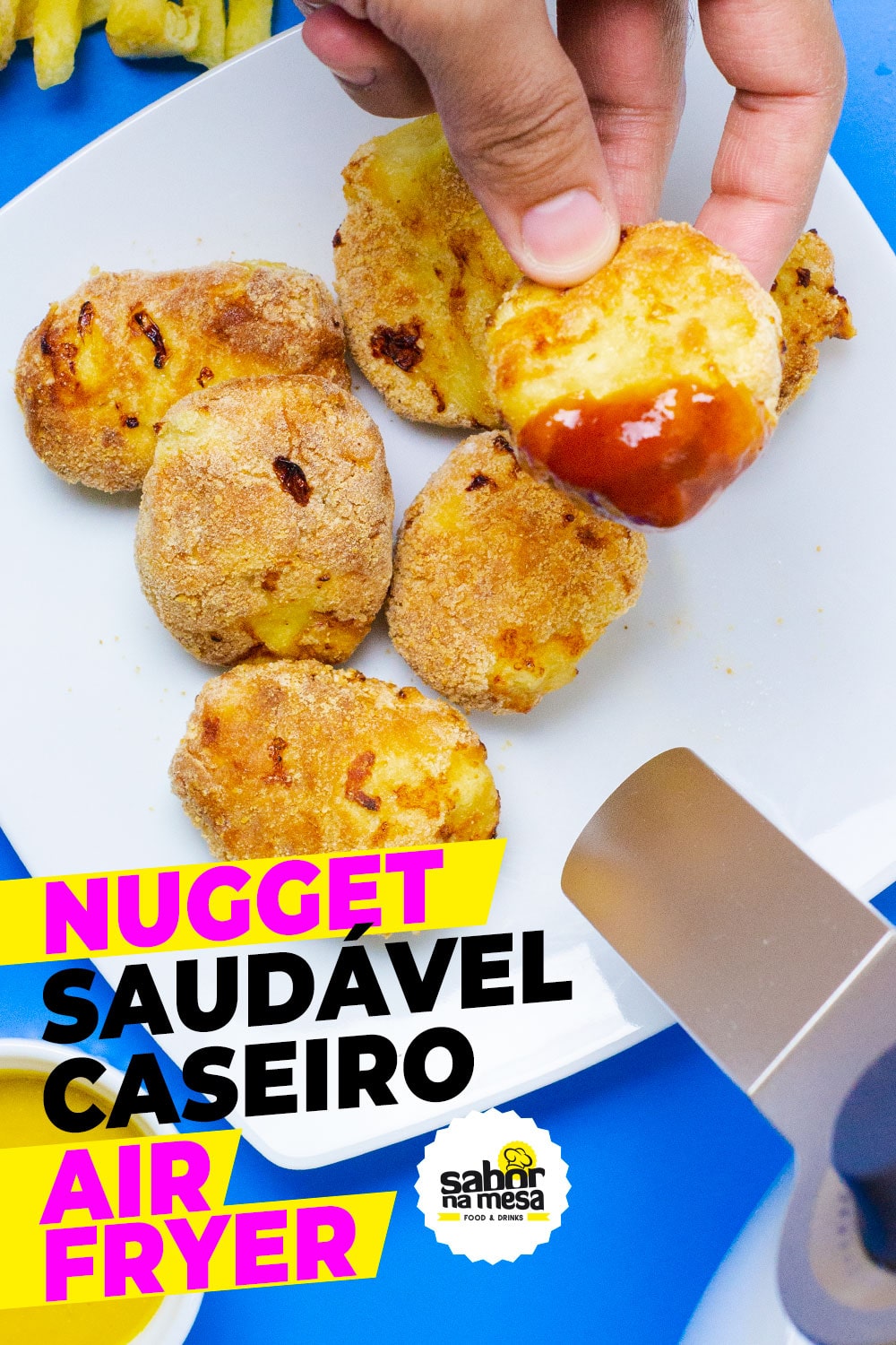 foto para compartilhar no pinterest, mão segurando um nugget com ketchup