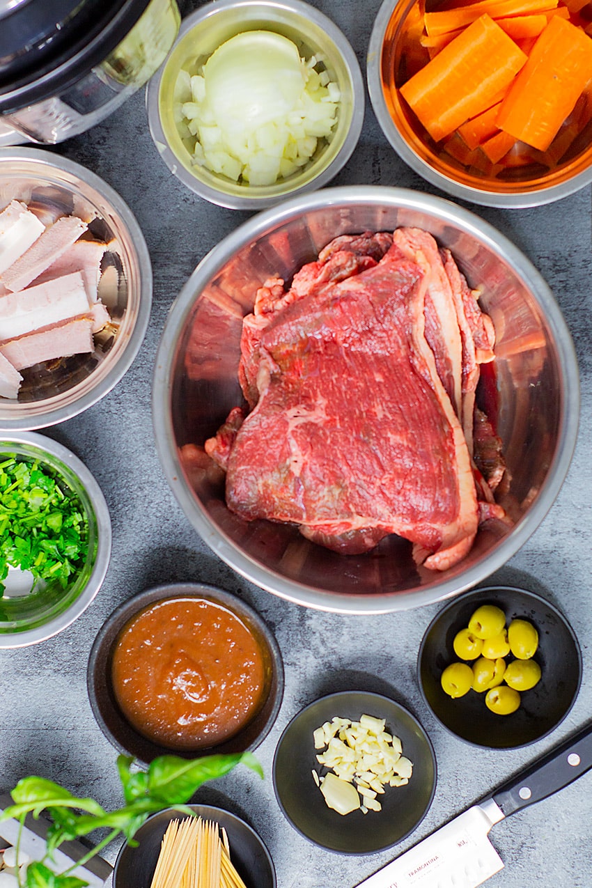 preparando ingredientes para o bife a role na panela de pressão elétrica