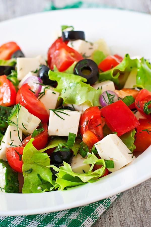 poste no pinterest esta imagem de receita de salada-grega