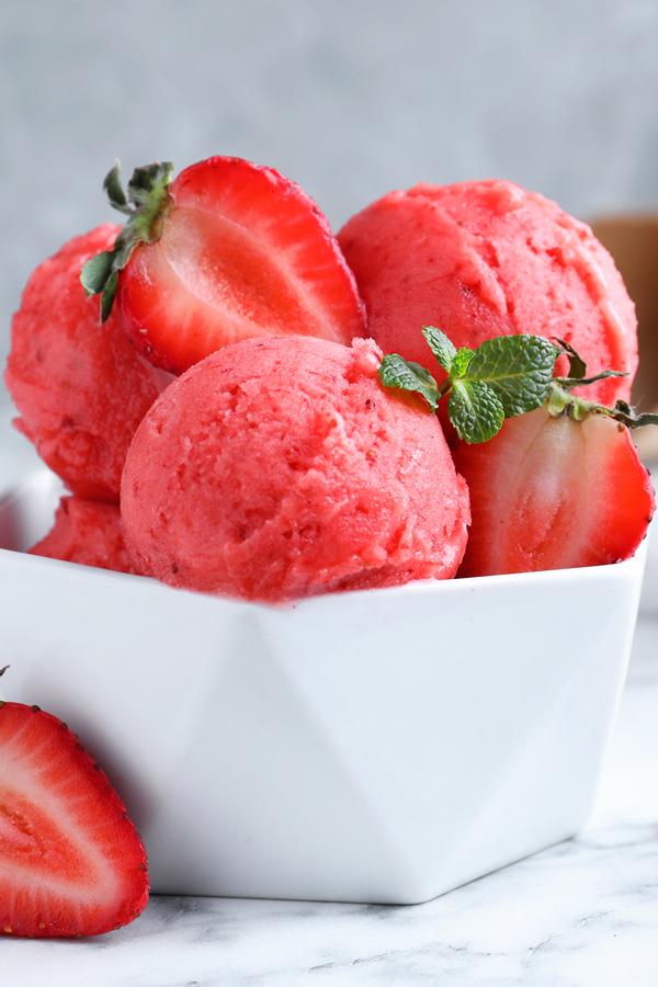 poste no pinterest esta imagem de receita de sorvete-de-morango-caseiro