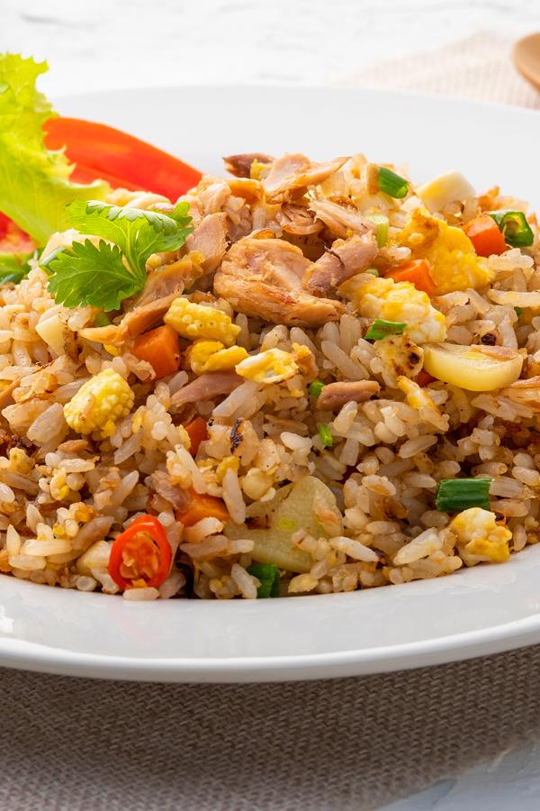 poste no pinterest esta imagem de receita de arroz-com-frango-desfiado