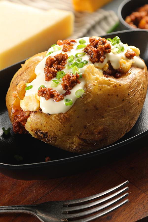 poste no pinterest esta imagem de receita de batata-recheada-com-carne-moida
