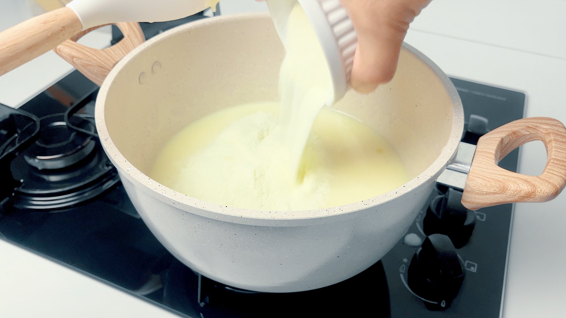 Passo 1: Colocando os ingredientes na panela para preparar brigadeiro de leite ninho