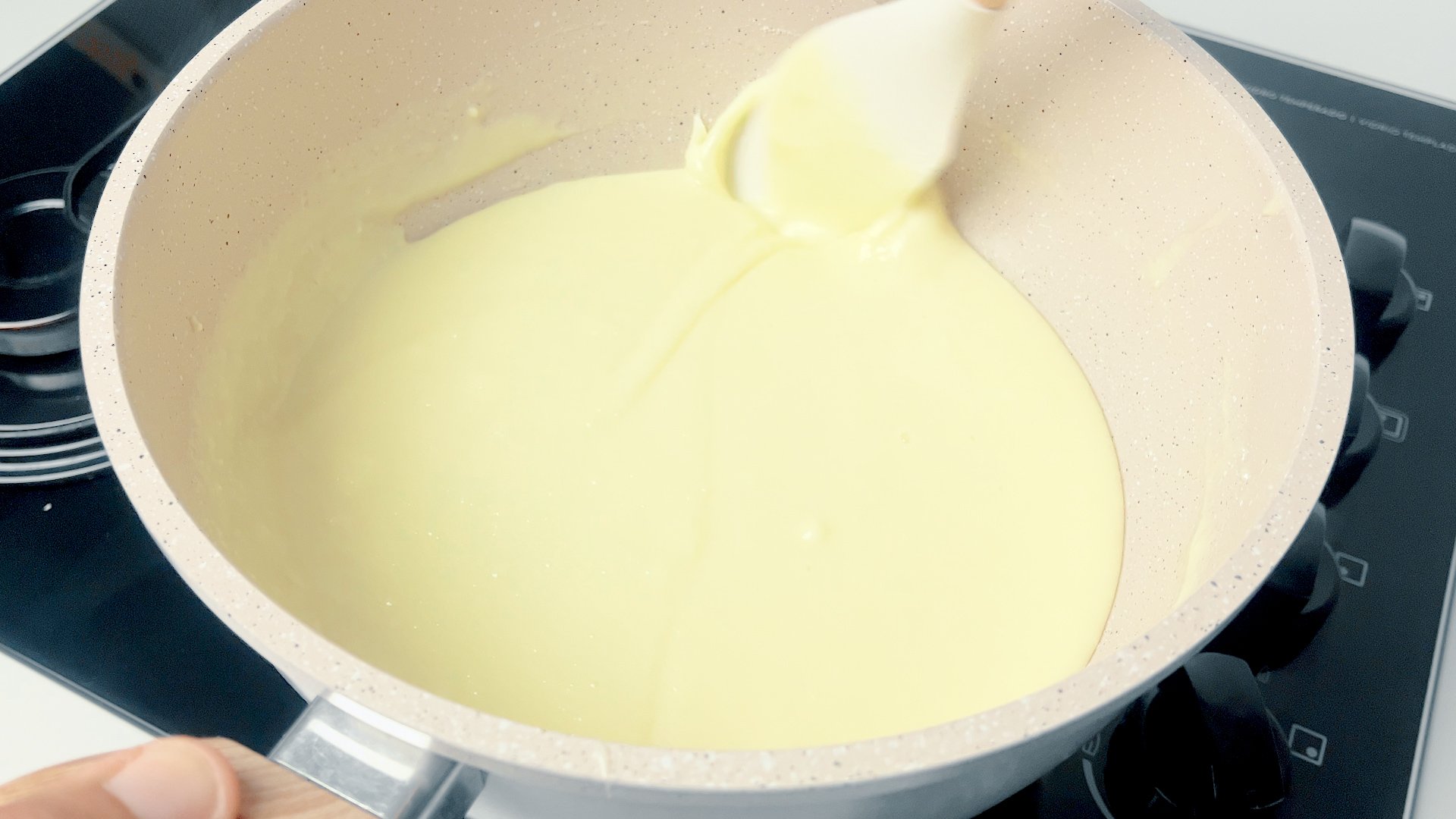 Passo 2: Mexendo bem a mistura do brigadeiro de leite ninho na panela