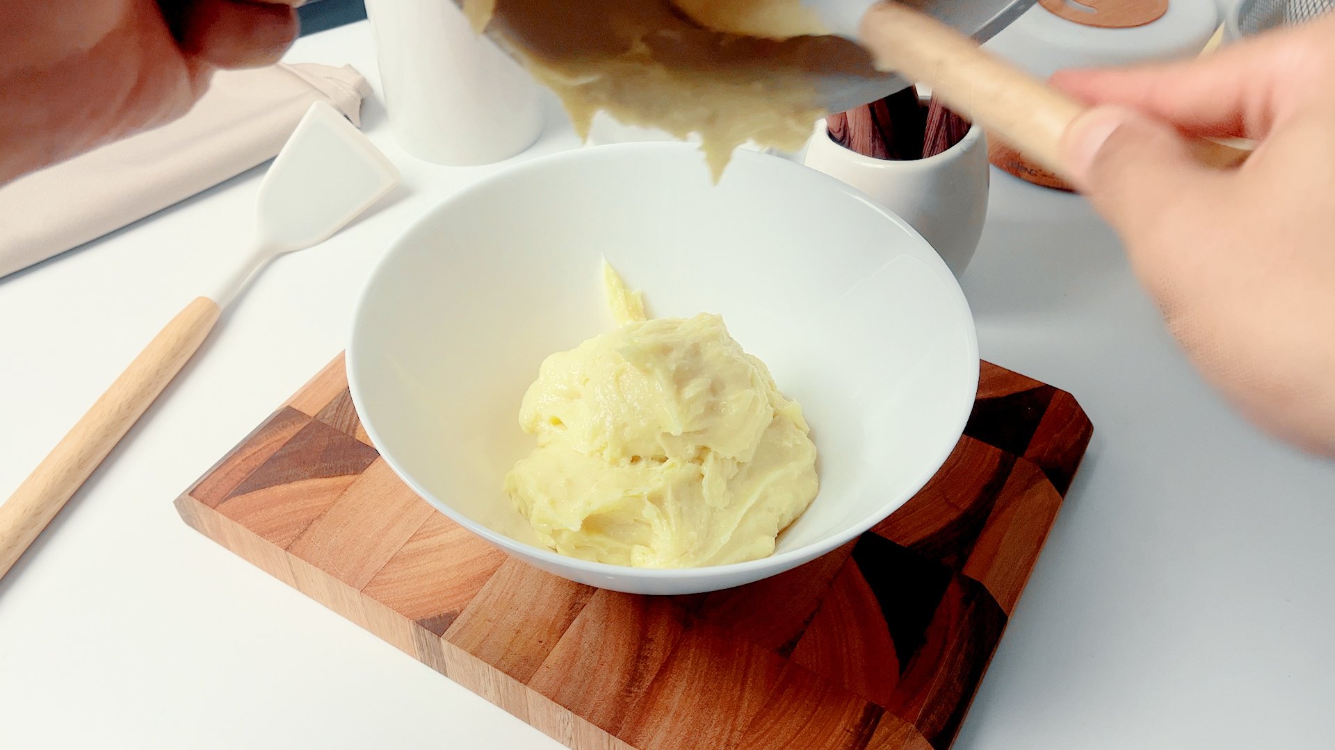 Passo 3: Transferindo o brigadeiro de leite ninho para a tigela