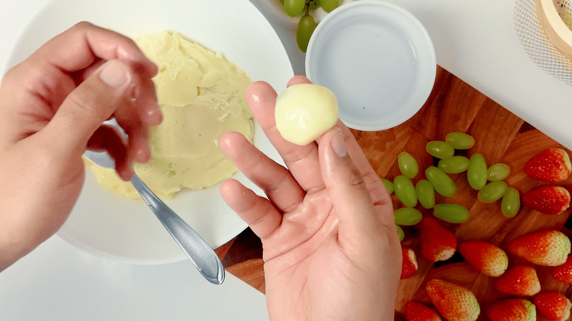 Passo 4: Enrolando os brigadeiros de leite ninho