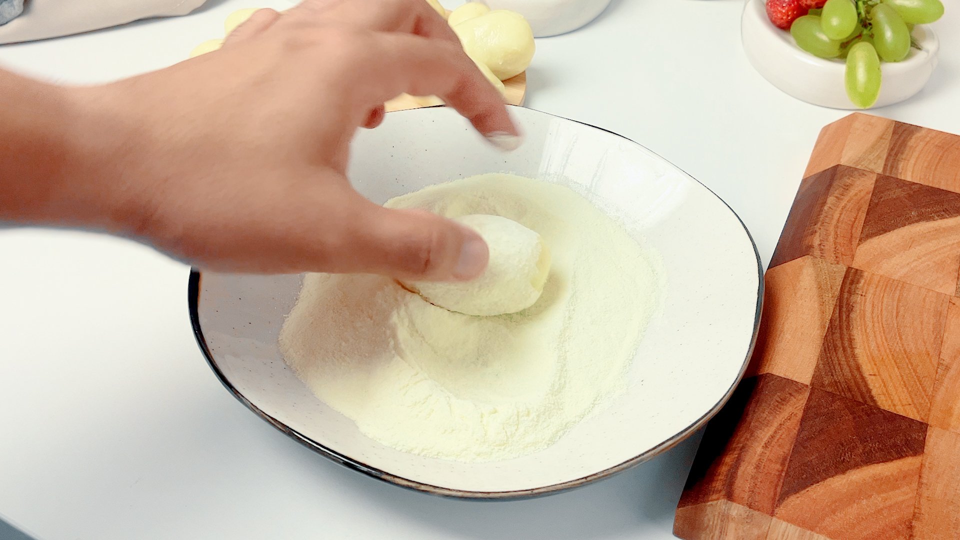 Passo 5: Passando os brigadeiros no leite em pó