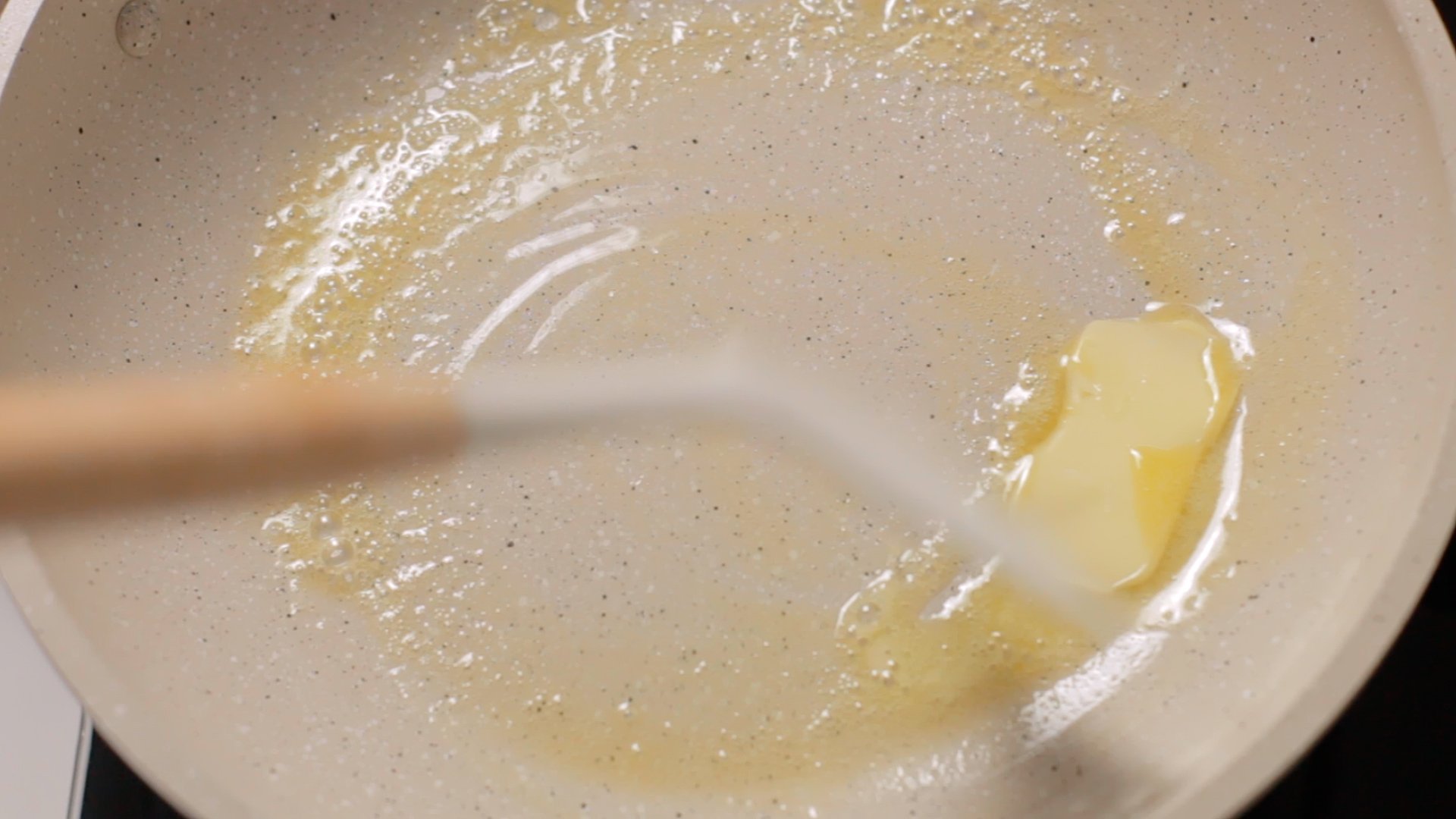 Passo 1: Aquecendo manteiga na frigideira para receita de ovo mexido
