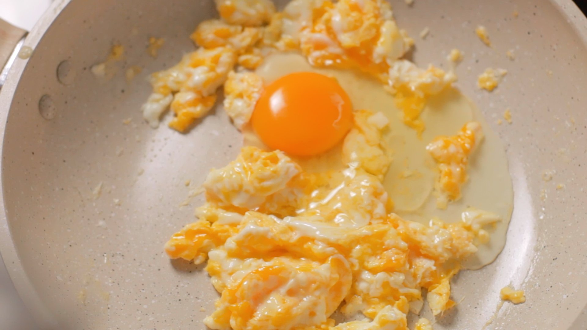 Passo 4: Acrescentando terceiro ovo e misturando para receita de ovo mexido