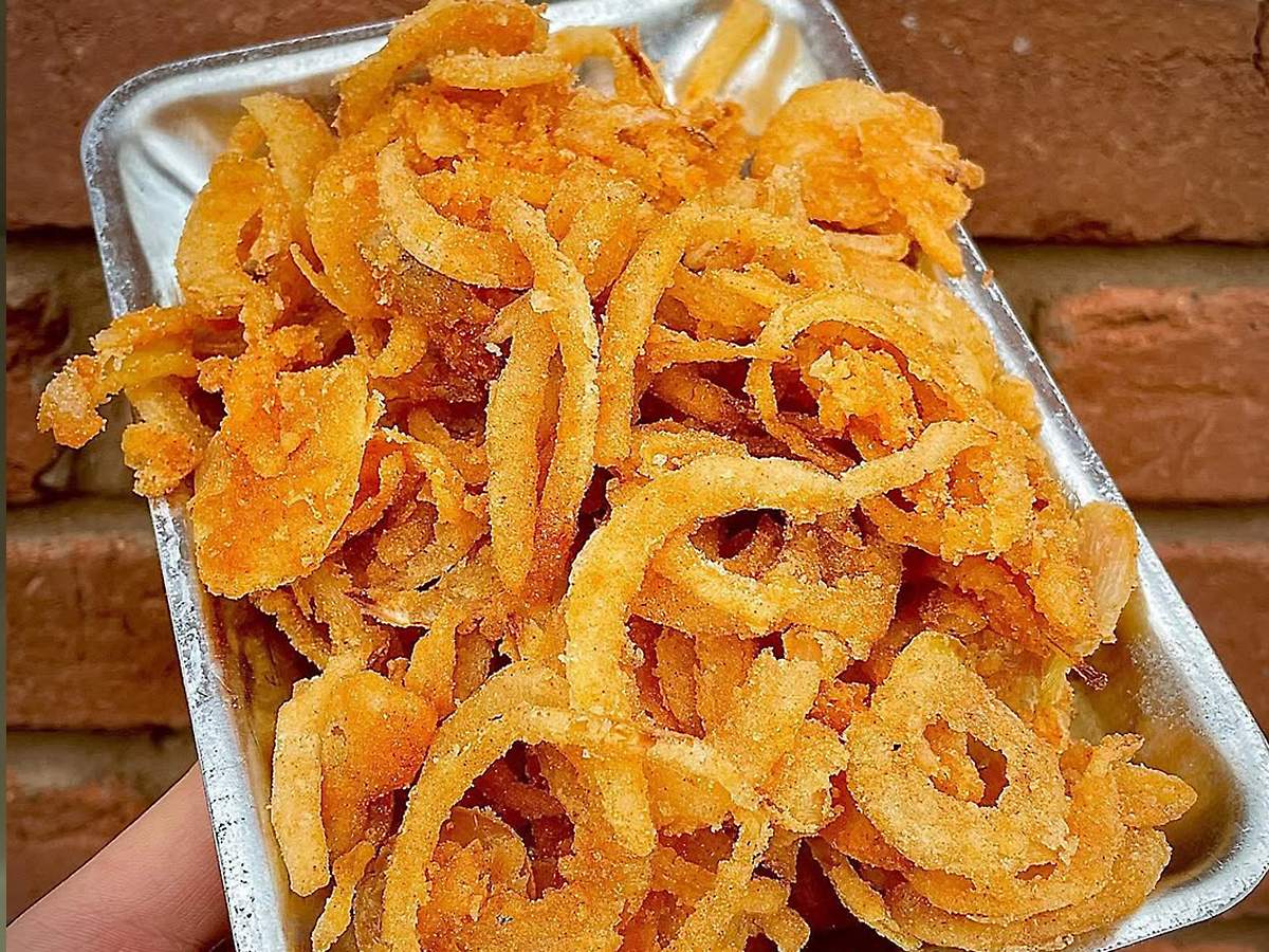 15 Receitas de Cebola Crispy + Alternativas para usar em pratos salgados