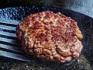 Hambúrguer de carne moída: segredo suculento em casa
