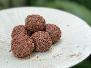 Brigadeiro vegano: doce perfeito sem lactose