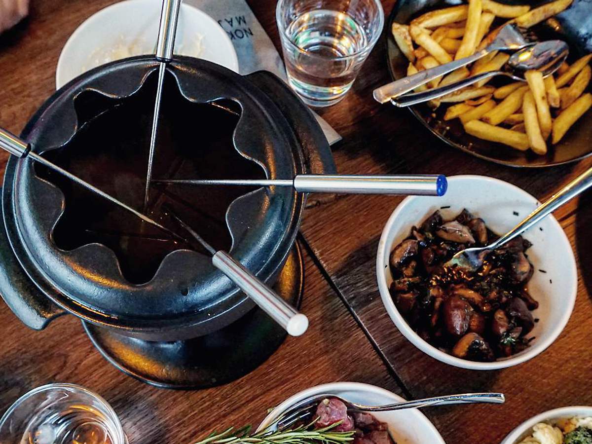 9 Receitas de Fondue de Carne + Diversas Versões para Levar Um Pouco da Cultura e do Sabor Suíço Ao Seu Cardápio