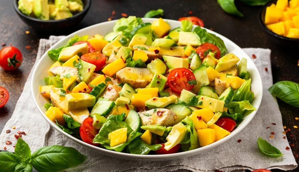 Salada com manga: frescor tropical no prato
