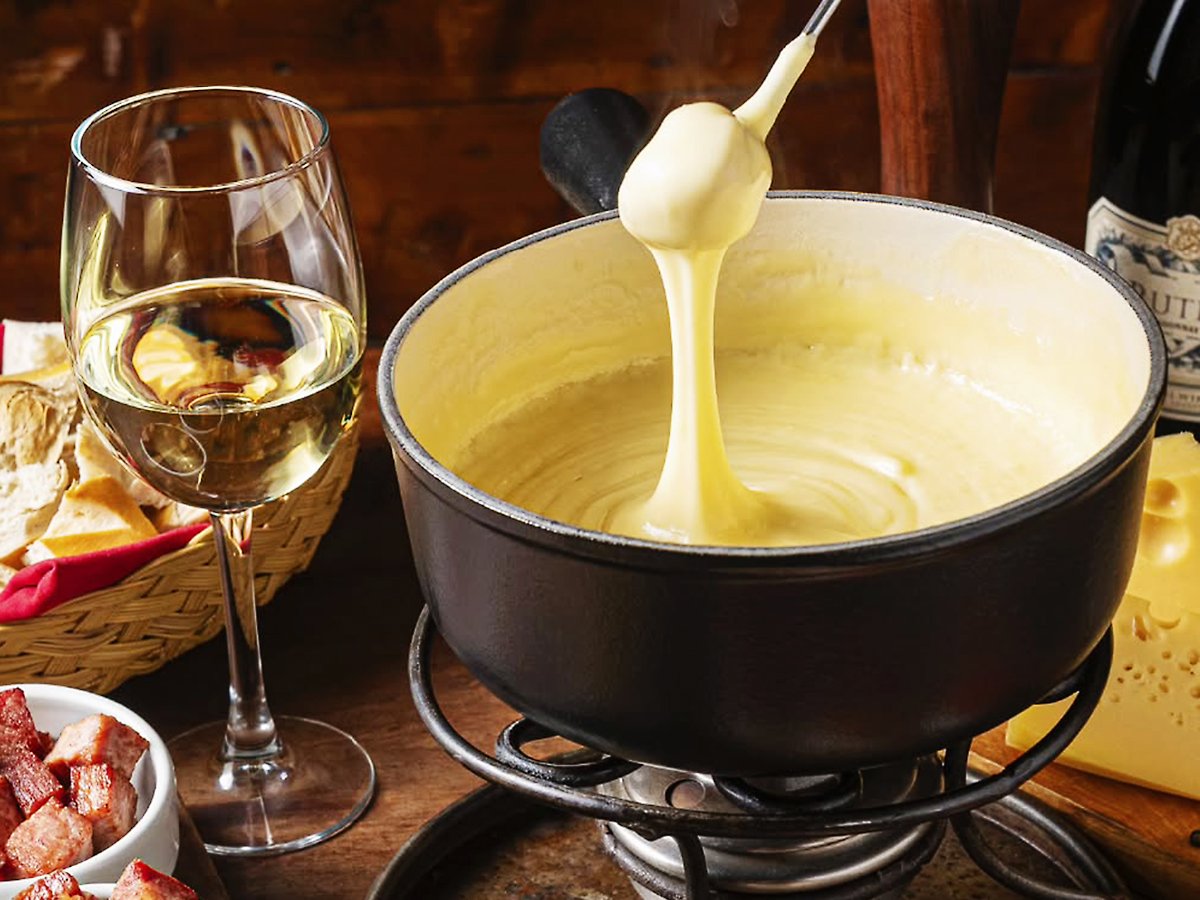 17 Receitas de Fondue Doce e Salgado COM Combinações Para Uma Noite Especial