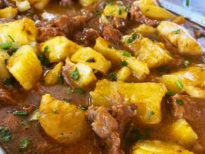 Carne de panela com mandioca: conforto que derrete na boca