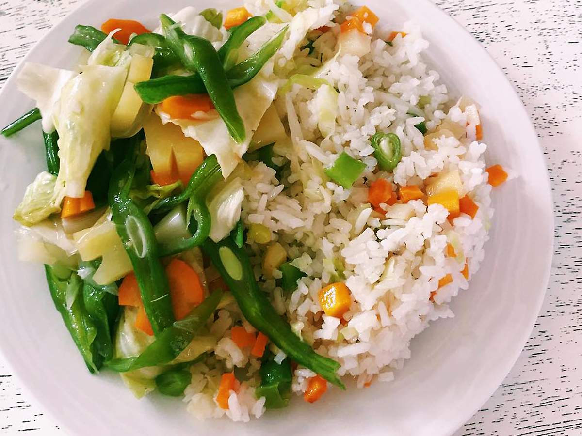 Frango xadrez tradicional com arroz chop suey colorido culinária chinesa