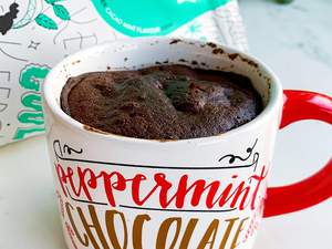 Bolo de Caneca em Minutos: Do Micro-ondas ao Prato!