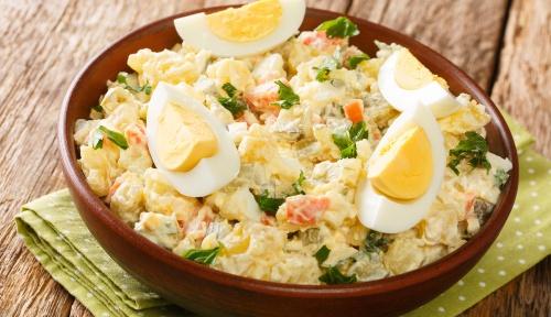 11 Receitas de Salada de Batata Com Ovo & Versões para um Acompanhamento Incrível