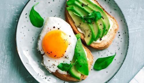 14 Receitas de Avocado Toast Espetaculares + Versões para um café da manhã delicioso e saudável