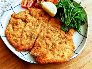 Peito de frango empanado: crocância dourada