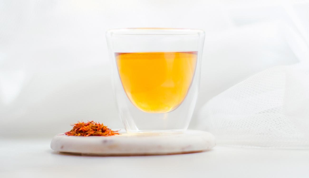 Chá de Açafrão &amp; Opções Diferentes de Preparo e Ingredientes