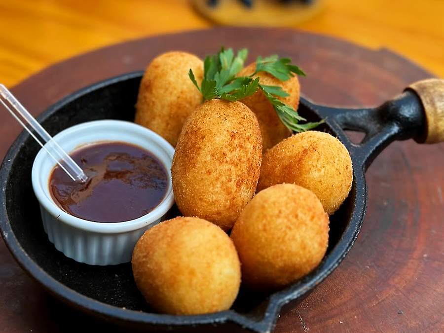 Bolinho de mandioca com queijo: crocância irresistível