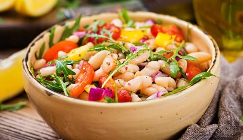 Salada de Feijão Branco para um Delicioso Almoço