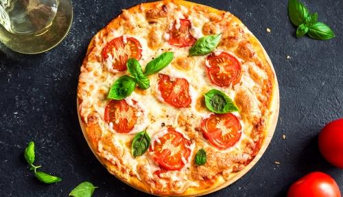 9 Receitas de Pizza de Muçarela + Super Versões Variadas Com Esse Queijo Cremoso para Aproveitar Com Toda Família