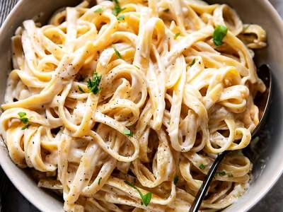 Fettuccine Alfredo + Inúmeras Versões Diferentes para Levar o Sabor Italiano à Sua Mesa