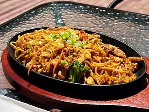 Yakisoba de Frango: Sabor Explosivo em 15 Min!