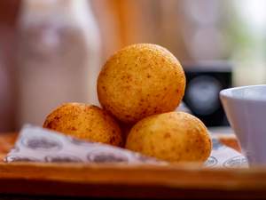 11 Receitas de Bolinho de Mandioca Frito + Alternativas para Não Passar Vontade