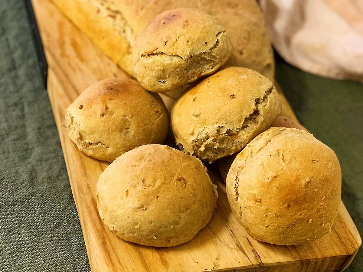 Pão de Cebola Ao Lado de Preparativos Diferentes Para Fazer