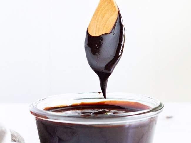 13 Receitas de Calda de Chocolate Sem Leite Condensado & Versões para Melhorar Suas Sobremesas