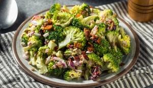 Salada de Brócolis: Receita que Surpreende a Cada Garfada