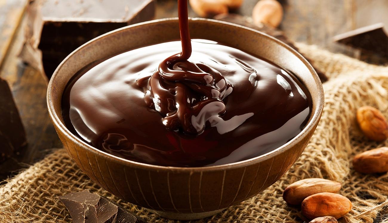 18 Receitas de Calda de Chocolate para Bolo que deixam tudo muito mais incrível