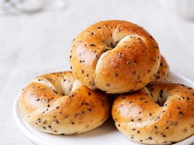 Receita de Bagel + Boas Sugestões de ingredientes diferentes para o pão americano