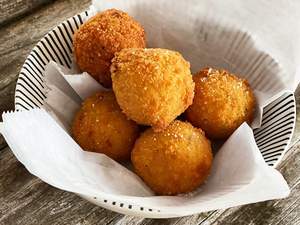 Bolinho de Arroz com Queijo: Crocância Dourada