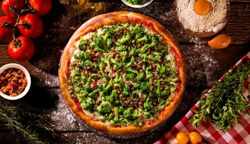 Pizza de Brócolis Deliciosa para Fugir do Tradicional