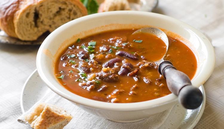 16 Receitas De Sopa De Feijão incríveis para aquecer nos dias frios