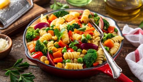 Macarrão Com Legumes Para Aproveitar Tudo o Que Tem na Geladeira